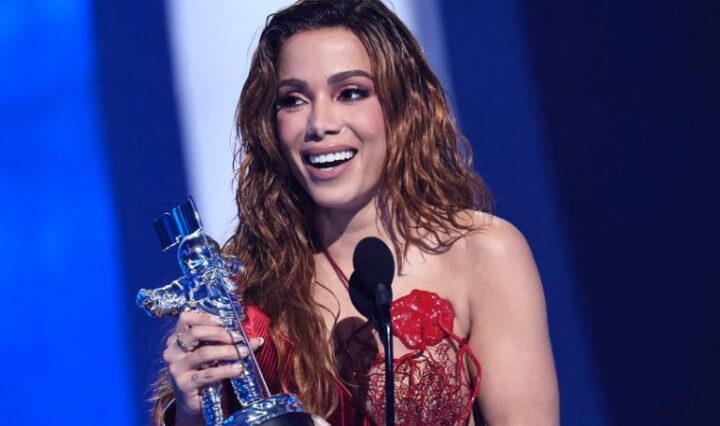 HISTORICO-Anitta-vence-a-categoria-de-Melhor-Clipe-de-Musica-Latina-no-Video-Music-Awards-2022
