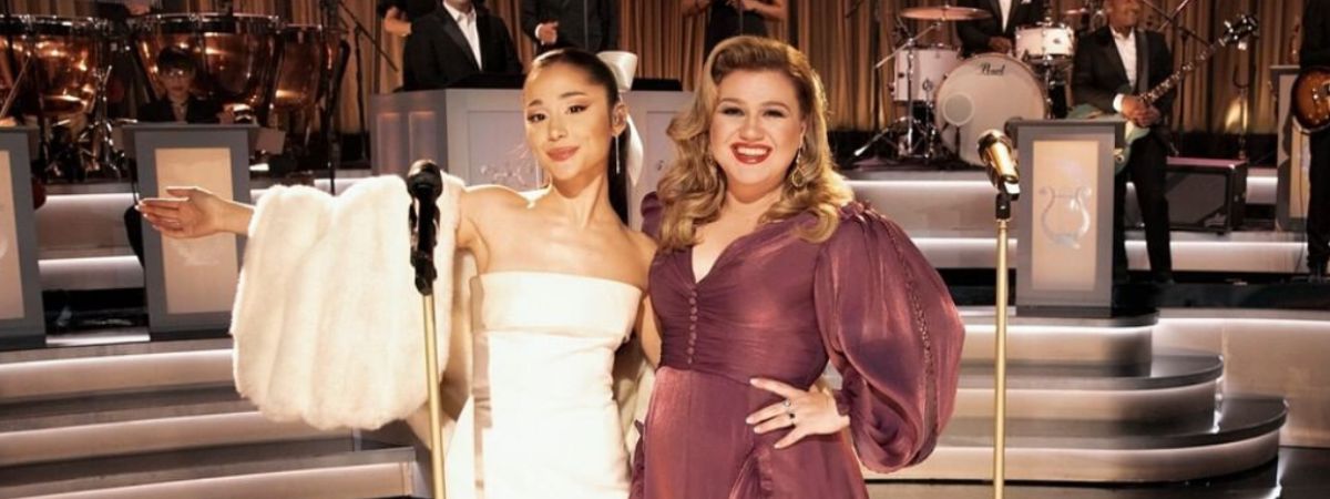 ariana-grande-e-kelly-clarkson-anunciam-lancamento-de-natal-foto